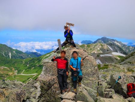 せっかくなので立山山頂を3人で撮影してもらうことができた