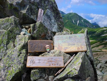 富士ノ折立(2999m)で雪村あおいちゃんを撮影