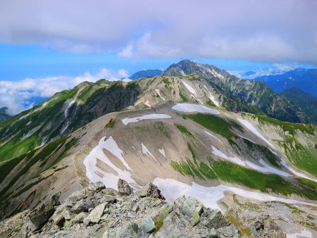 これから歩く稜線。手前が真砂岳で奥が別山だけど、まだ距離がありそうだな