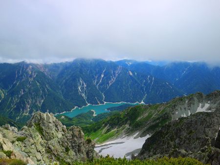 反対側を見るとダムが見えるけど黒部ダムかな！？