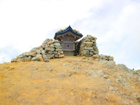 これが別山南峰かな。祠だけあるだけで何もなかったけどね