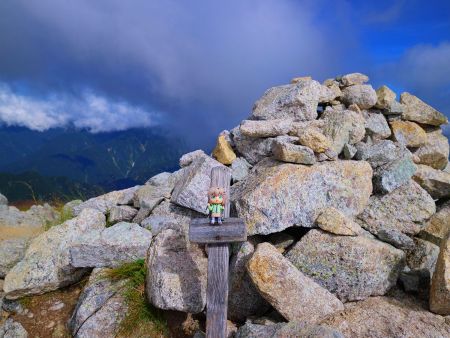 別山北峰も何もなかったけど、おそらくここが頂上ってところで雪村あおいちゃんを撮影