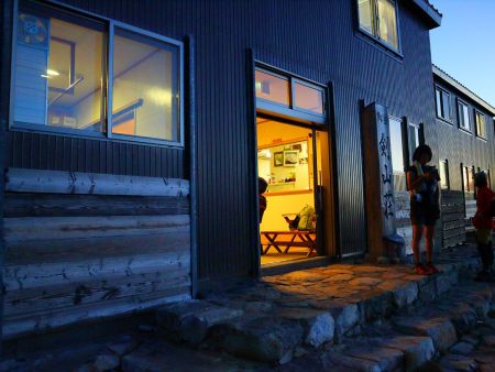 朝4時から剱沢キャンプ場を出発して剣山荘へ。ここまででも40分くらいかかった