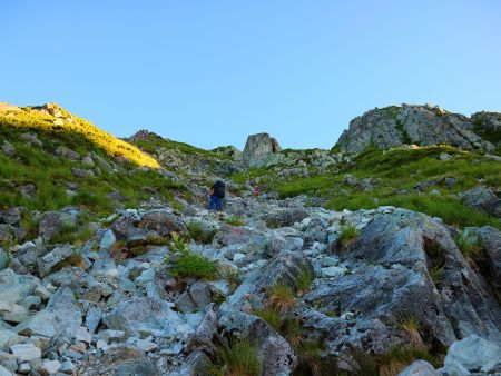 ガレ場の急登が続くけど、意外とテンポよく登っていけた。それにしても青空で良かった！