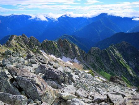 これが下から見えていた剱岳の稜線のギザギザかな！？