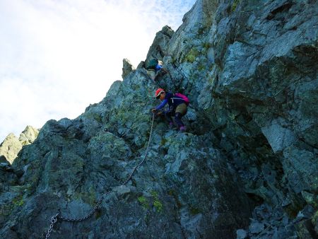 鎖場を慎重に下ってくるこまっちゃん。足場もホールドできるところもたくさんあるので余裕だったけどね