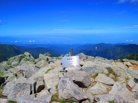 登りの時にトラバースして見逃した前剱頂上に立ち寄る