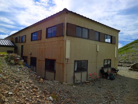 足つったりして休憩しながらも剱御前小舎に到着。剱沢から1時間ちょっとで着いた。ここからはひたすら下りになる