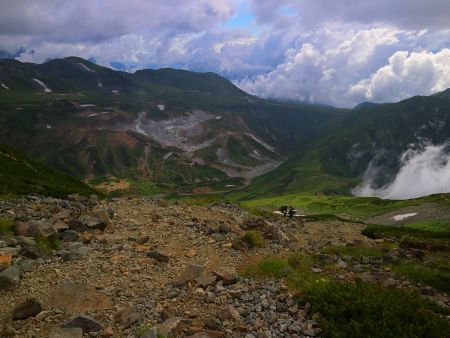 雷鳥沢が見えてるけどかなり遠い感じがする。おそらく脱水症状か軽い熱中症でバテバテで下っていった
