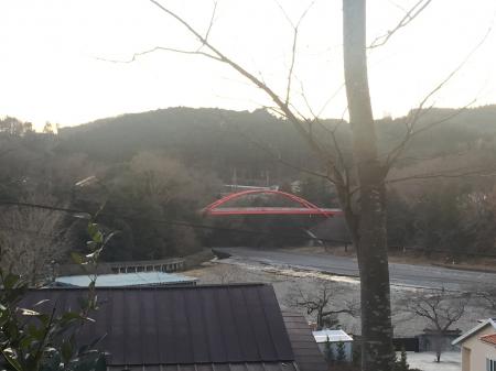 この飯能河原にかかる赤い橋もアニメシーン