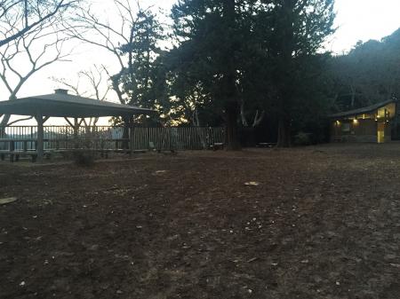 天覧山中段の広場。トイレがある