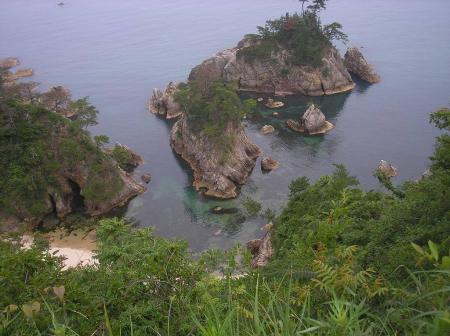 鴨ヶ磯展望所から海を望む。グリーンで海底まで透けて見える