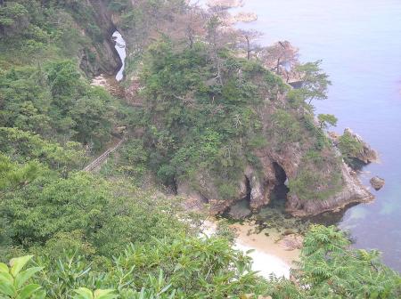 岩の洞窟と山陰海岸自然歩道の道も見える