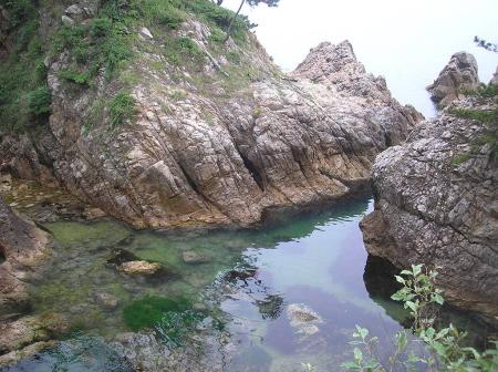 鴨ヶ磯海岸まで下りてきて海を撮影する