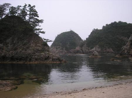 この付近は岩だらけ