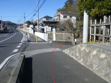 天覧山は何度も行ってるので今回は天覧山を巻くルートで多峯主山を目指す。ここを右に曲がる