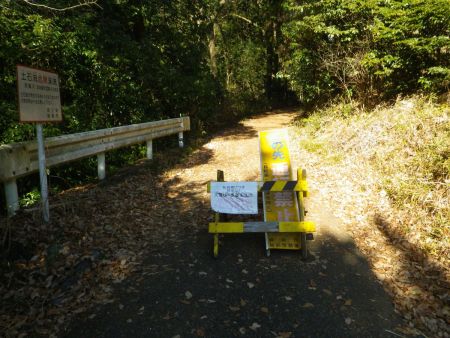 ここから車が入れなくなる。ここまで車で来てる人がいたみたいだけど駐車スペースなんてない
