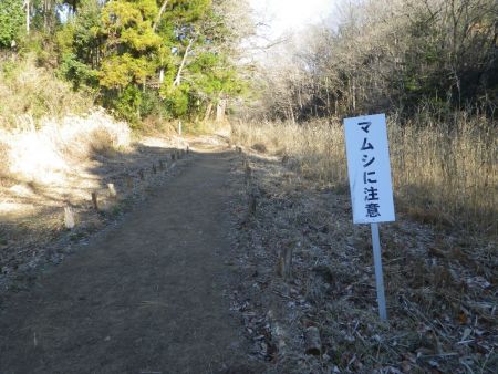 マムシ注意の看板がヤマノススメの映像と変わっている