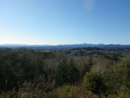 西側。ちょっと見えにくいけど中央に富士山が見える