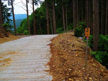 七町（距離：763m目）。また舗装道に出るけど、この先で終わってまた登山道になる