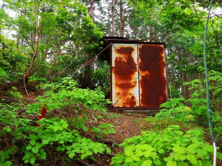 途中で変な小屋があった。電信柱みたいなのもあったし、何だろうか！？今は使われてないんだろうけどね