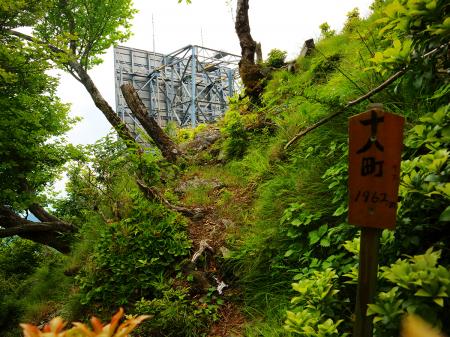 最後の十八丁目（距離：1962m目）。山頂はすぐそこ。調べていた通り、山頂には反射板があった