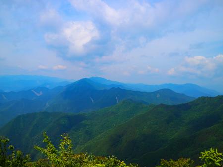 こっちは三峰山系の山々が見えてるらしい