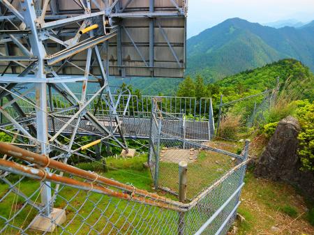 反射板の下が展望台になってると調べていたけど、ここから入って行けるようだった。展望台にはちゃんと椅子もあった
