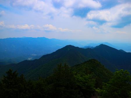 展望台からの景色。何の山が見えてるのかわからないけど東側かな！？