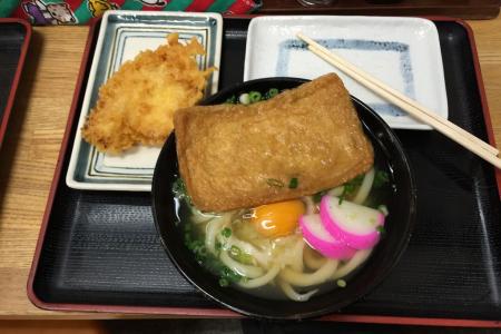 月見にきつねと標準的なうどん食べてみたけど、これはめちゃ旨かった！！