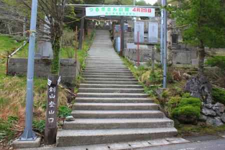 見ノ越登山口。いきなりの階段。昨日の石鎚山のこともあって、階段がちょいトラウマに・・・