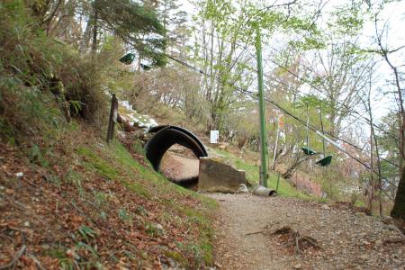 リフト下のトンネルをくぐり・・・