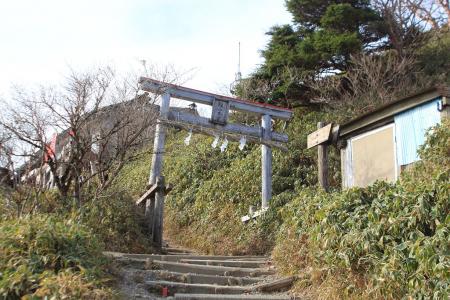 剣山頂上ヒュッテの入り口。ちょっと息切れ状態