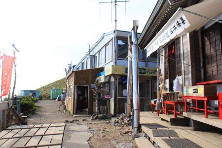 剣山頂上ヒュッテに到着