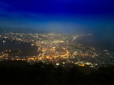 函館山は17時～22時まではマイカー規制されてて山頂まで行けないのでロープウェイで函館山の展望台へ向かった。ここを訪れるのは今回で二回目になるんだけど、前回と違って数百人の観光客で溢れかえっていた。しかもガスってきて、ときどきガスがはける瞬間を狙うしかないと思って展望台へとあがったが完全にガスってしまって撮影は断念
