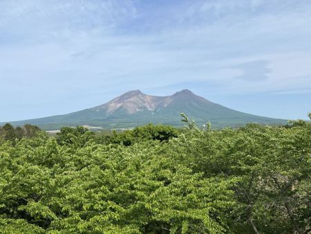 この双耳峰の山容である北海道駒ヶ岳が見えてきた。今回、本当はこの山に登ろうと思ったんだけど、活火山だし開山してなかったので諦めた。長万部から一時間ほど車を走らせたところに道の駅「YOU·遊·もり」というところがあったので休憩がてらに立ち寄ってこの北海道駒ヶ岳を撮影しておいた