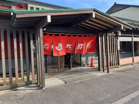 普通の回転寿司店と違って値段は普通の寿司店と同じくらいだけど、今回は金をケチらず贅沢する覚悟で入ることにした。よーし！食べるぞ！！！