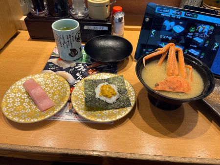 本日の新鮮でおススメのネタのウニと中とろ、そしてずわいがにの味噌汁を注文した。どれもネタそのものが違ってめちゃくちゃ美味しい。大阪にもこの店はあるみたいだけど、おそらくここまで新鮮なネタではないと思う