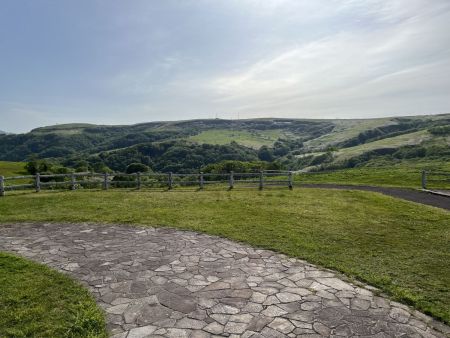 北海道にはあちこちにこういった高原があるようだ。写真ではわかりにくいけど雄大な高原になっていて、こういうのは長野県に行かないと見れないと思っていたけど、北海道では日常的なのかもしれない