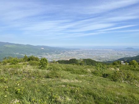 パノラマ展望台から見ると北斗市や函館市街地がよく見えた。右側の海辺にぽっこり見えているのが、これから行く函館山。ここからでも夜景は見えると思うけど、ここは昼間の景色のほうが素晴らしい