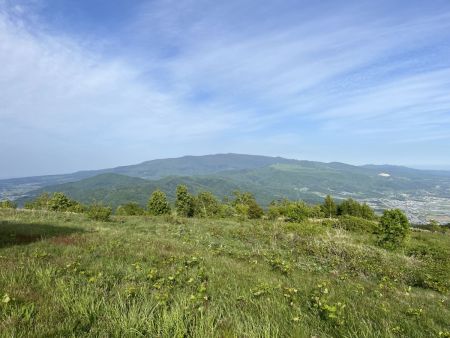 パノラマ展望台からどっしりした山容の横津岳が見えた。ヒグマは怖いけど横津岳もナイトハイクすれば夜景撮影できそうなことが後でわかった