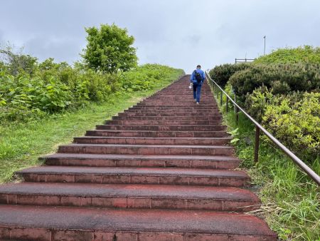 天気が悪いけど有珠山はしっかり見えていたので火口も見ておきたい。少しの距離だけどこの長い階段は運動になった
