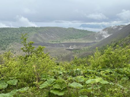 火口を撮影してみた。この先へ行くとハッキリと見える展望台があるらしいけど、時間的に無理なので今回はこれだけで我慢した