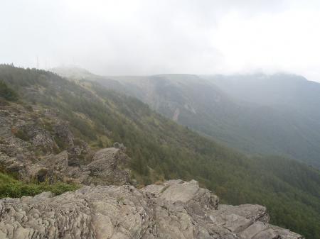 王ヶ鼻より王ヶ頭と美ヶ原高原を望む