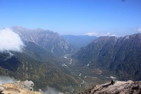 山頂直下から穂高岳と上高地、そして霞沢岳を望む