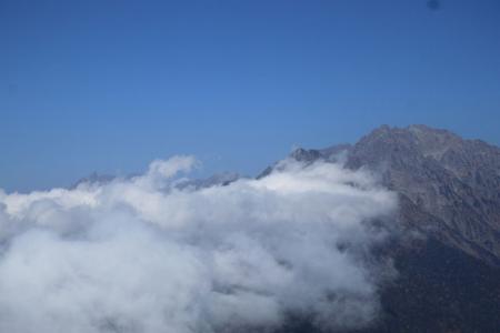 左に雲から槍の穂先が飛び出す