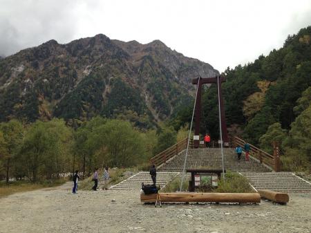 徳沢から1時間ほどで横尾到着。橋を渡って登ると涸沢へ