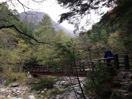 橋の向こう側はちょうどいい休憩場所あり