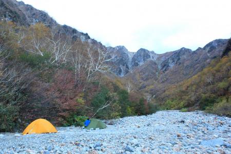 キャンプ場がいっぱいだったので沢にテントを張る