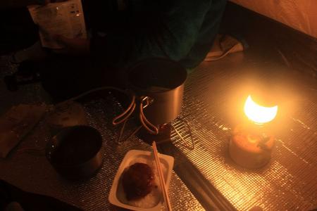 冷えるのでテント内で食事